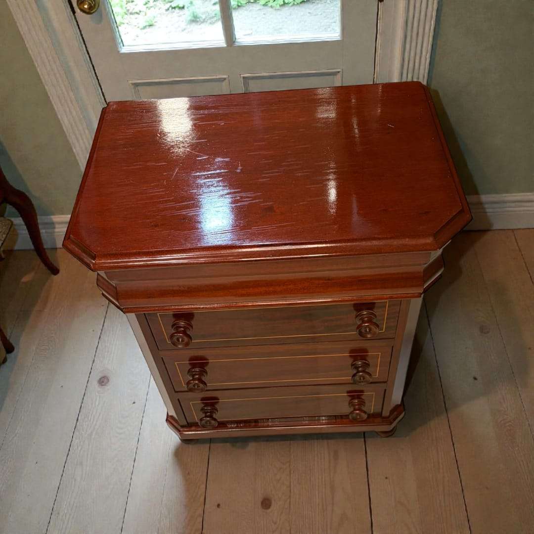 Mesitas de noche de caoba con cajón secreto