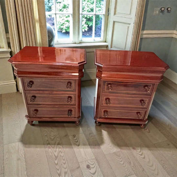 Mesitas de noche de caoba con cajón secreto