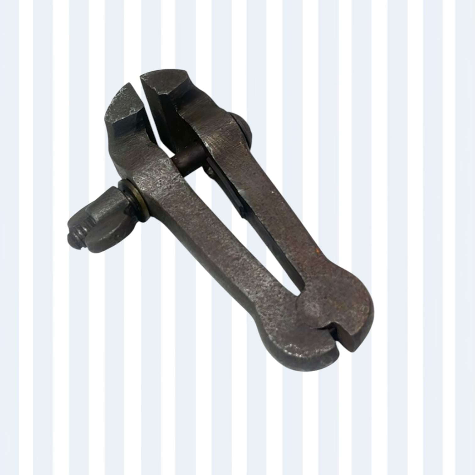 Detalle de mordazas interiores en forma de “V” para sujeción precisa.