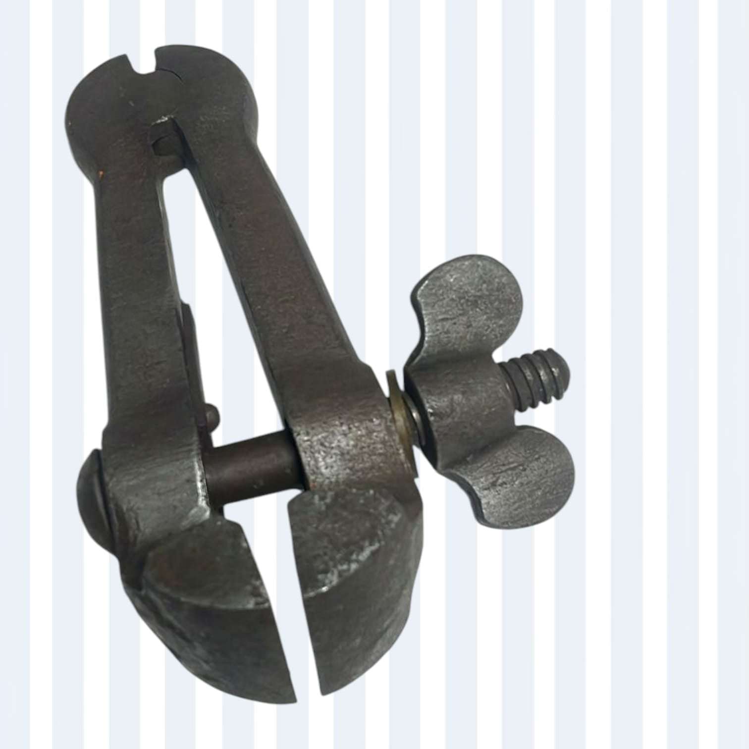 Mordaza de mano antigua en hierro forjado vista lateral.