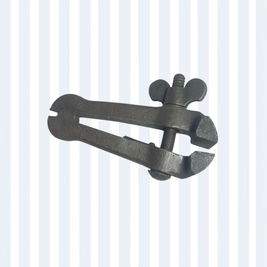 Mordaza de mano antigua en hierro forjado vista lateral.