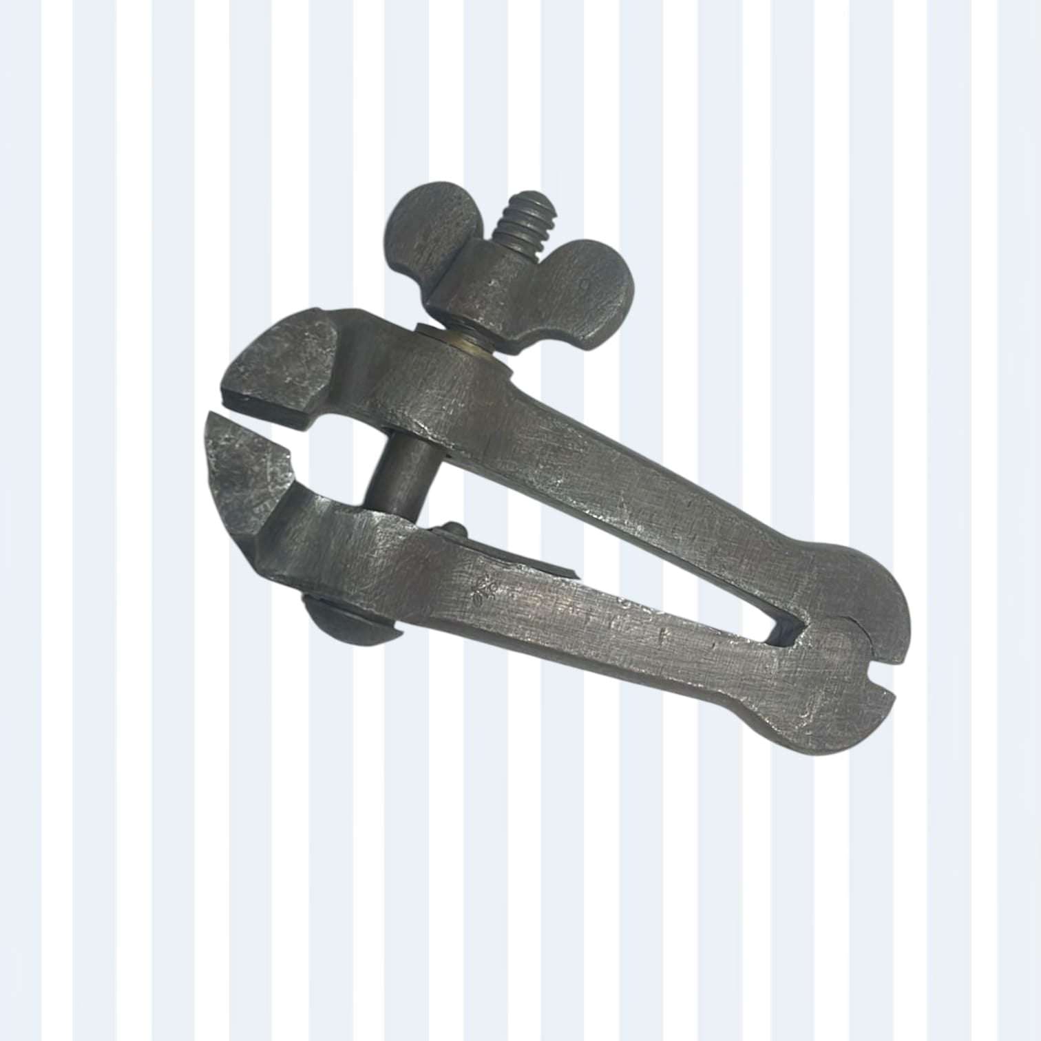 Precilla manual antigua con pátina natural conservada.