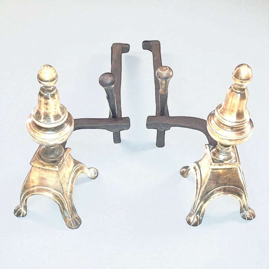 Morillos de bronce y hierro vintage – elegancia clásica única para chimenea, con diseño del siglo XIX y acabado artesanal brillante.