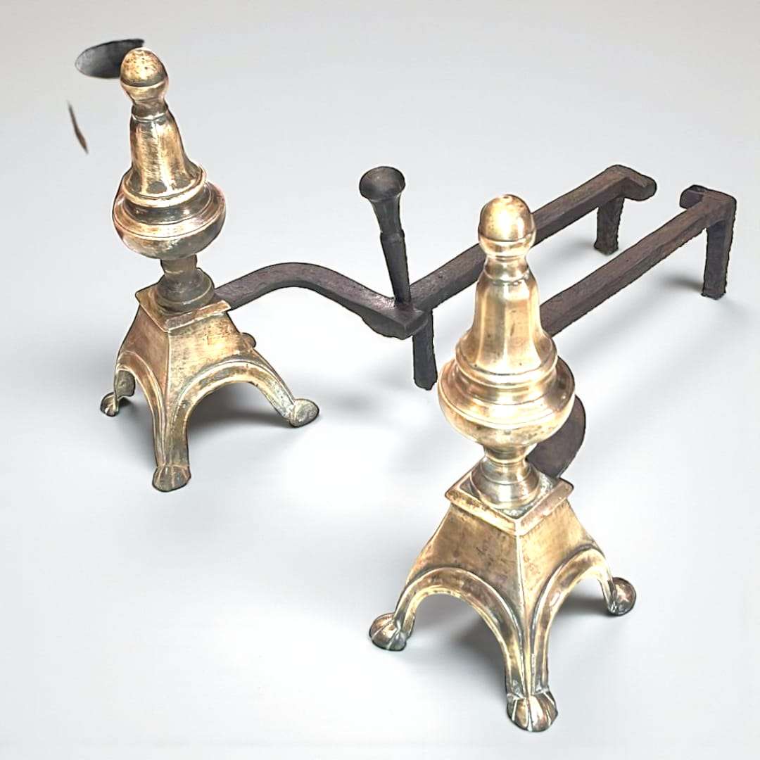 Morillos de bronce y hierro vintage – elegancia clásica única para chimenea, con diseño del siglo XIX y acabado artesanal brillante.