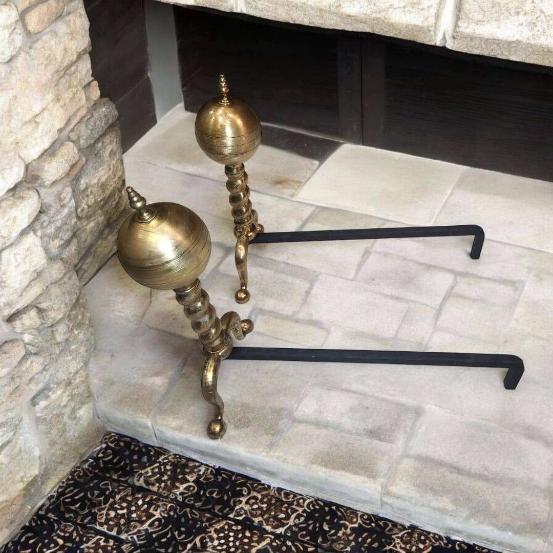 Morillos de bronce y hierro para chimenea con diseño clásico y elegante, ideales para aportar estilo y funcionalidad al hogar.