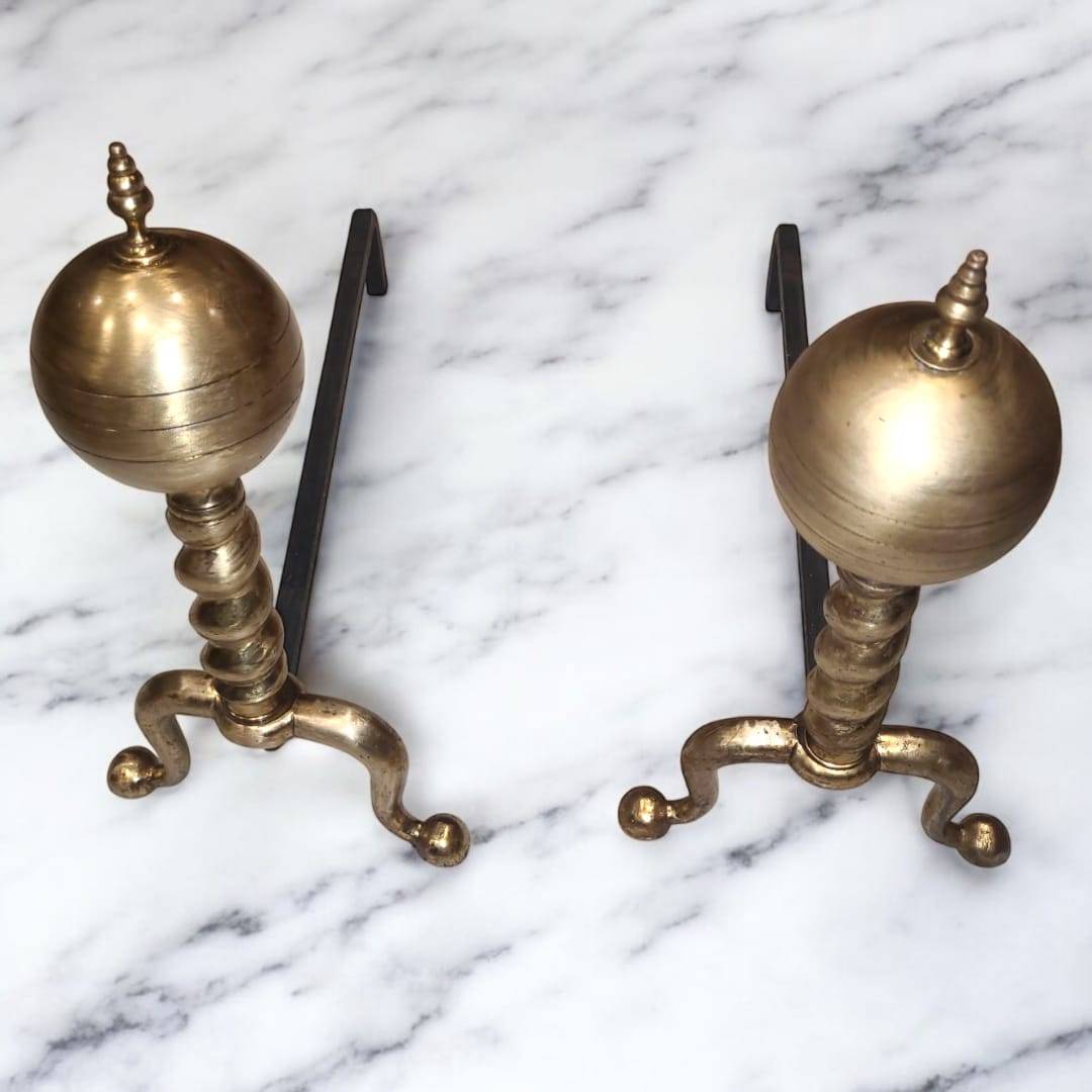 Morillos de bronce y hierro para chimenea con diseño clásico y elegante, ideales para aportar estilo y funcionalidad al hogar.