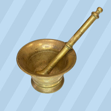 Mortero de bronce antiguo con maja original auténtica, ideal para decoración rústica o cocina tradicional. Pieza pesada y funcional en excelente estado.