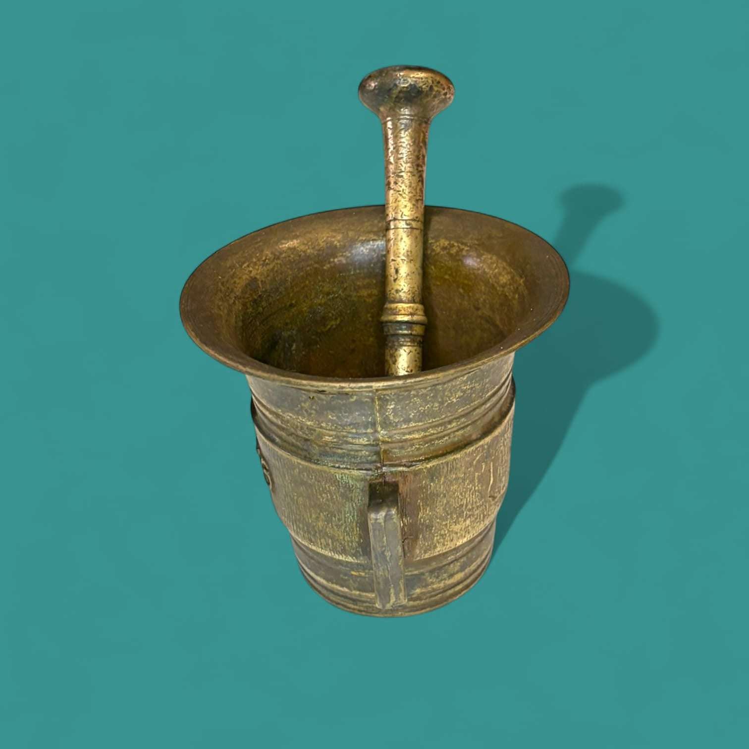 Mortero antiguo de bronce con maja original y único, con inscripción 1914–1916. Ideal para decoración vintage en cocina o colección histórica.
