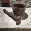 Mortero de bronce envejecido con detalles artesanales y maja clásica. Perfecto para decoración de cocina o jardín con estilo antiguo.