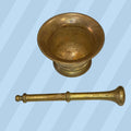 Mortero de bronce antiguo con maja original separada, ambos con pátina natural. Pieza decorativa auténtica para hogar con estilo rústico o vintage.