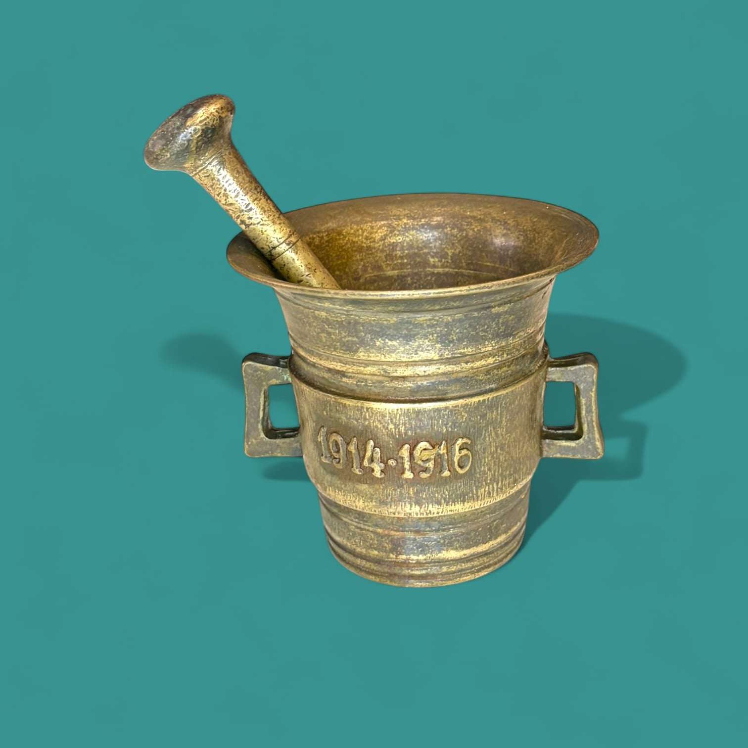 Mortero antiguo de bronce con maja original, inscripción 1914–1916, pieza decorativa única para colección vintage en decoración de hogar.