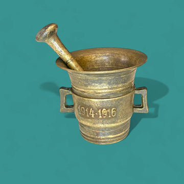 Mortero antiguo de bronce con maja original, inscripción 1914–1916, pieza decorativa única para colección vintage en decoración de hogar.
