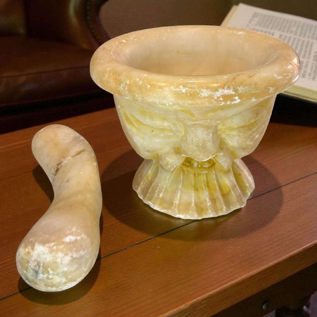 Mortero de alabastro antiguo tallado a mano con maja original, ideal para decoración rústica en cocina o comedor. Diseño artesanal exclusivo.