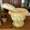 Mortero de alabastro tallado a mano con maja original, colocado sobre mesa de madera. Ideal para decoración de cocina estilo rústico.
