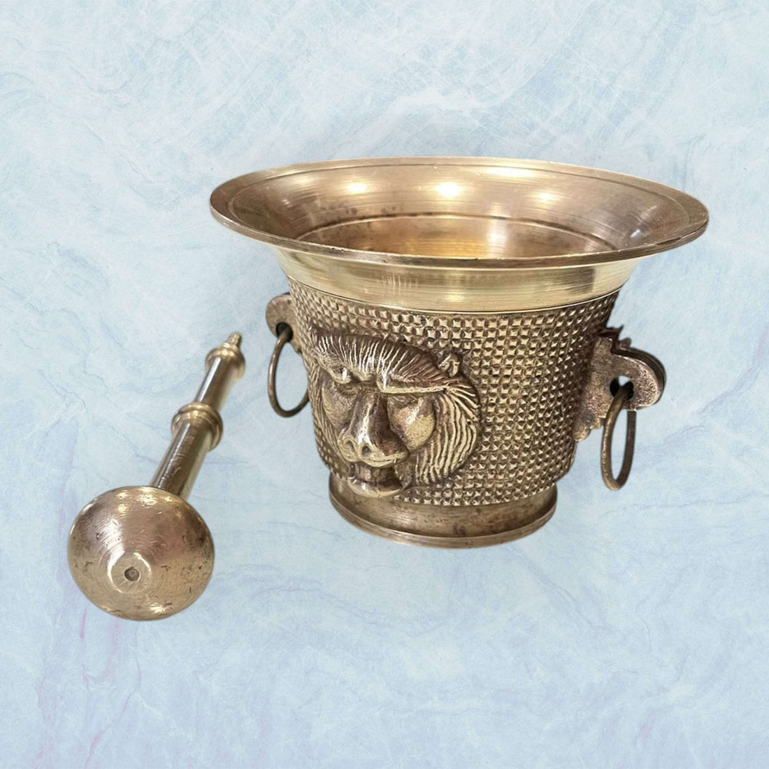 Mortero de bronce con cabeza de león, diseño antiguo y exclusivo para decoración de interiores. Antigüedad única ideal para coleccionistas.