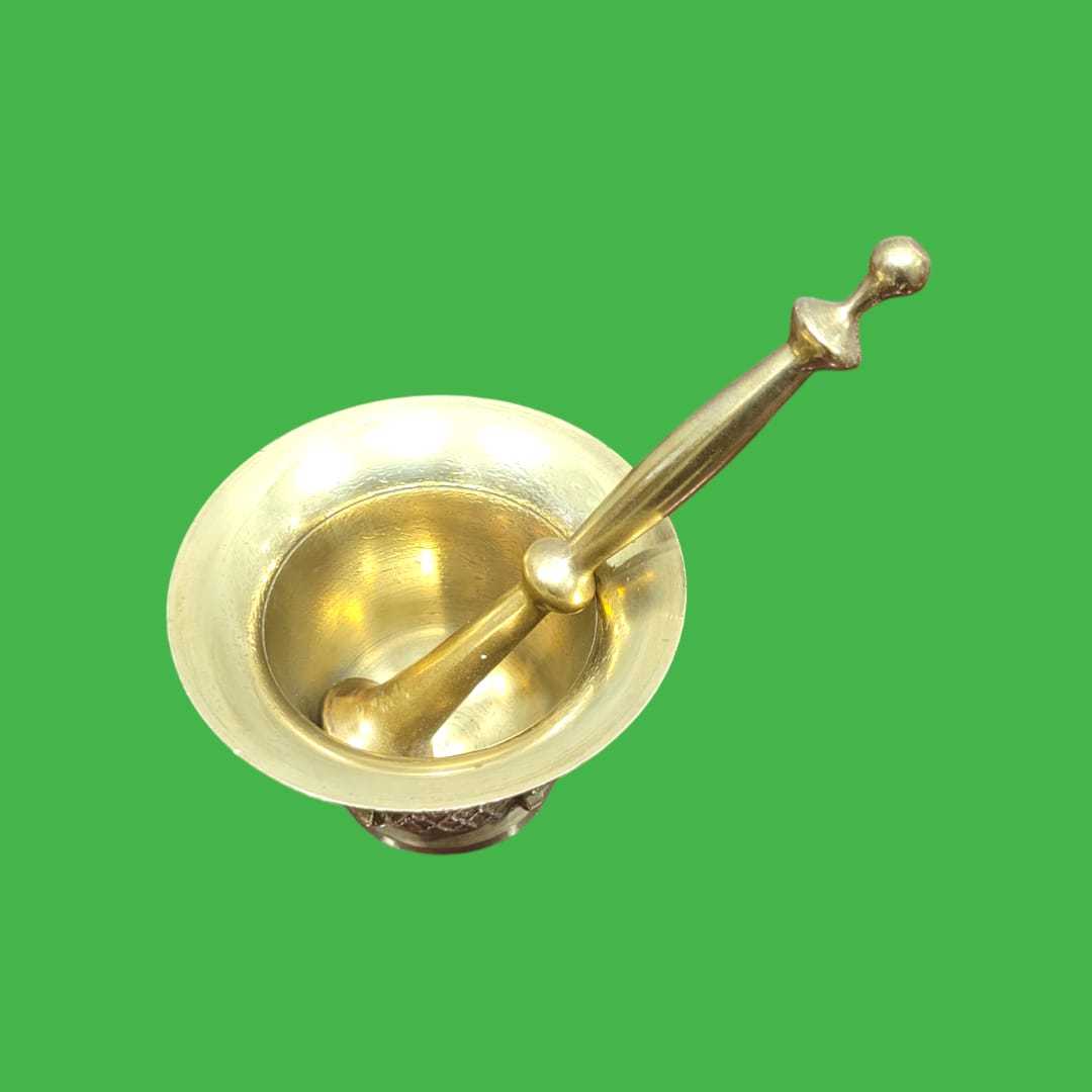 Mortero de bronce con diseño de león y mano de mortero, ideal para decoración y uso funcional en el hogar.