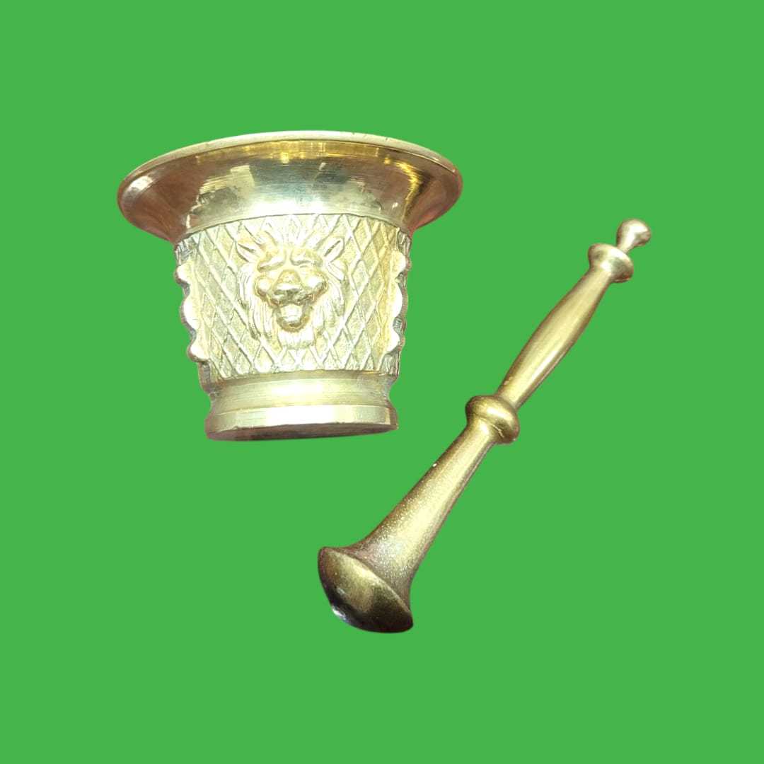 Mortero de bronce con diseño de león y mano de mortero, ideal para decoración y uso funcional en el hogar.