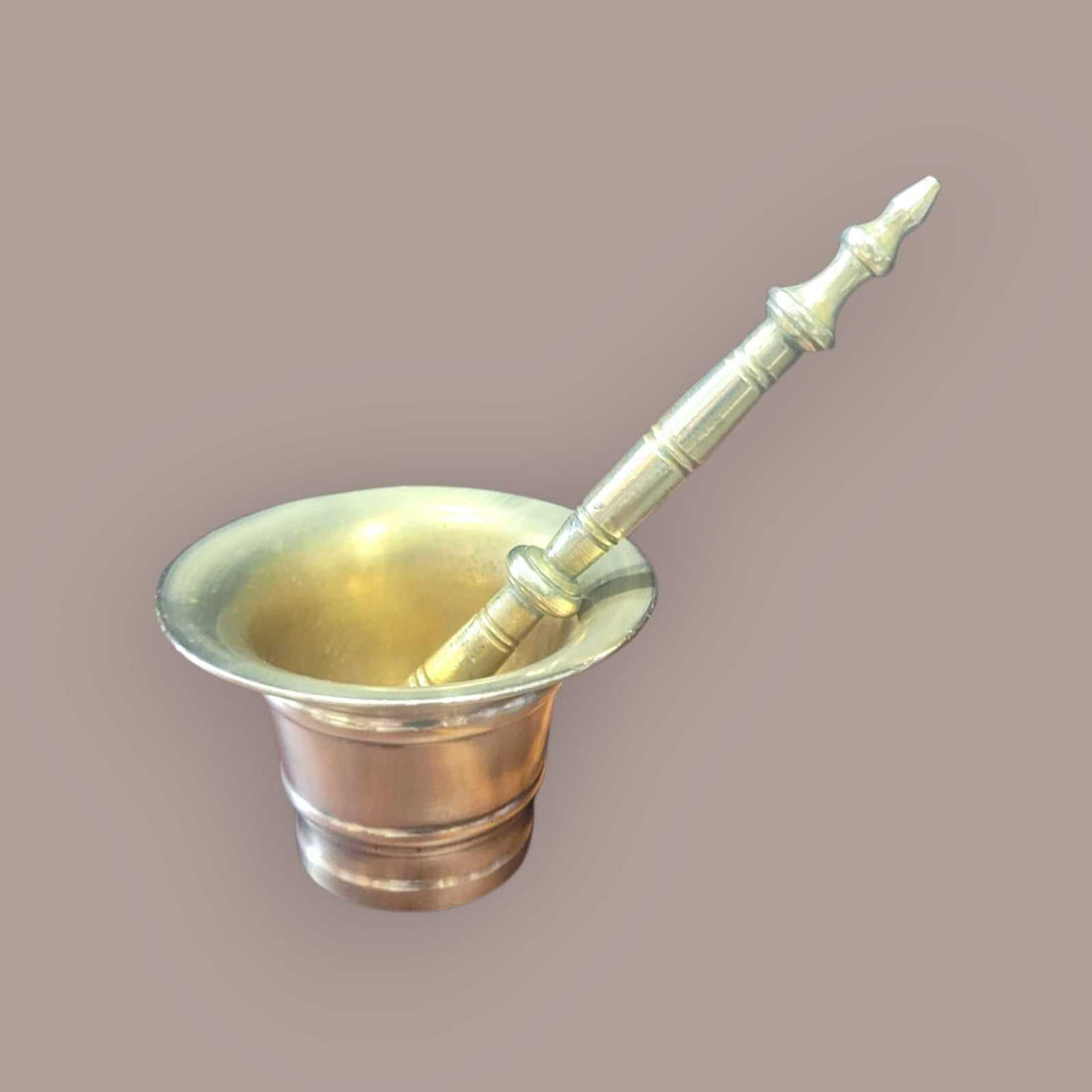 Mortero de bronce antiguo Pestillo / Antiguedad única con mano decorativa tallada, ideal para cocina rústica o colección vintage.