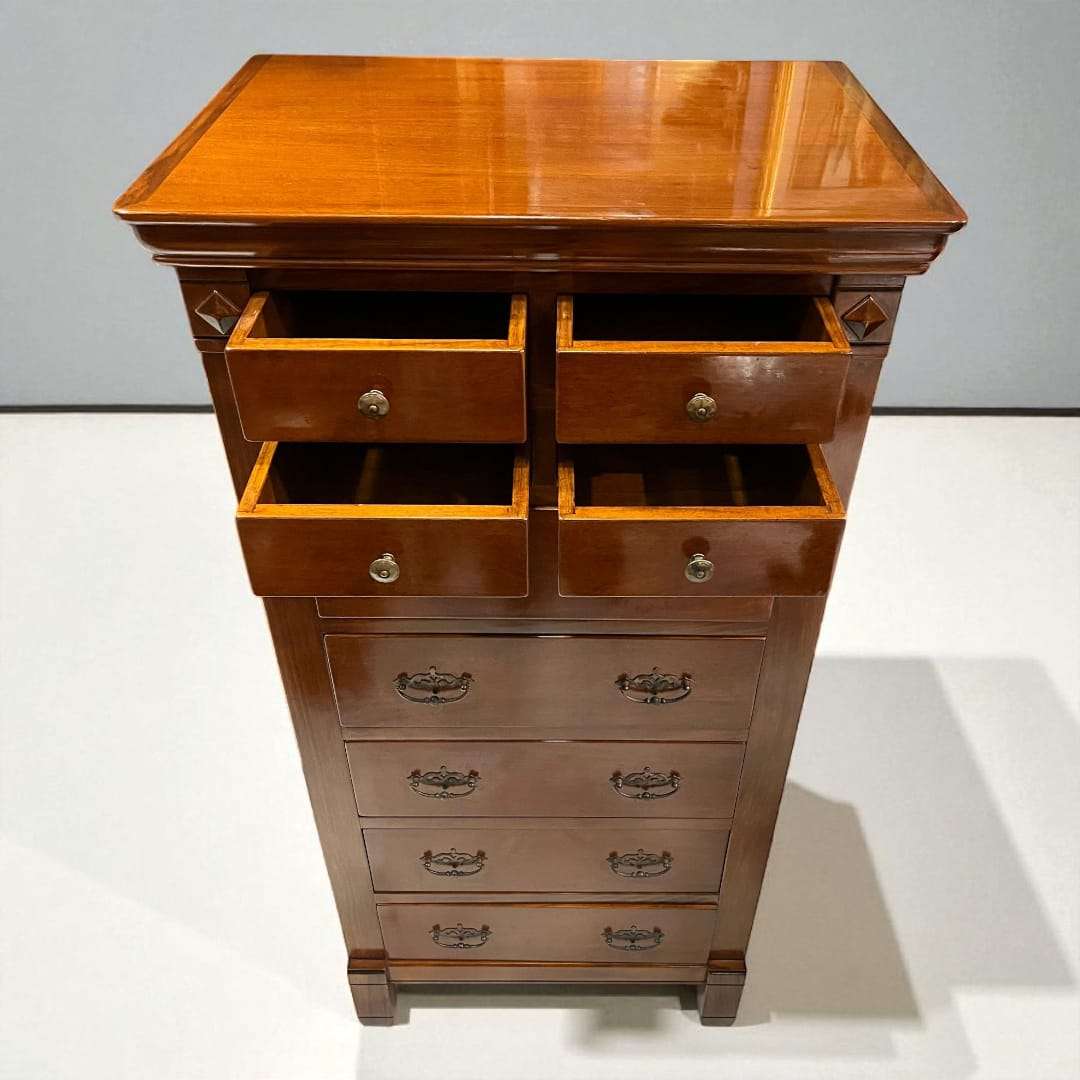 Mueble cajonero de madera asiática con ocho cajones y acabado brillante. Elegancia artesanal ideal para decoración de interiores clásicos.