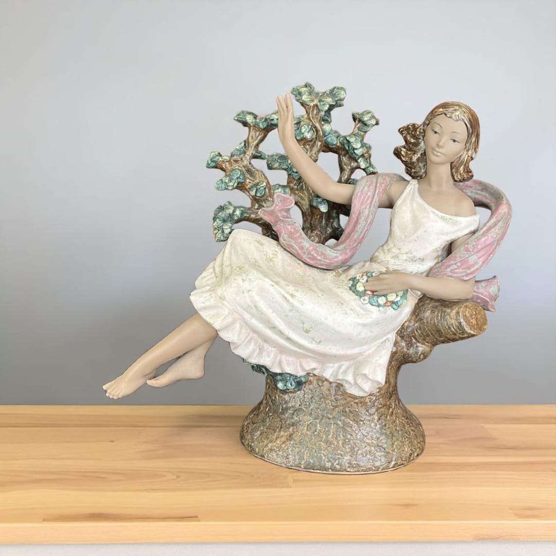 Figura femenina Day Dream de Lladró en pose serena sobre base escultórica.