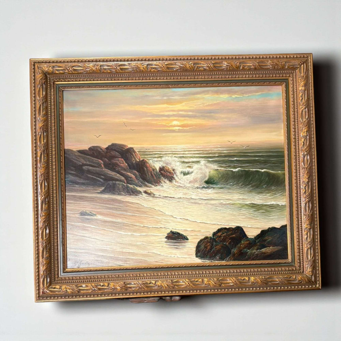 Óleo de marina firmado por J. Freidia con playa al atardecer.