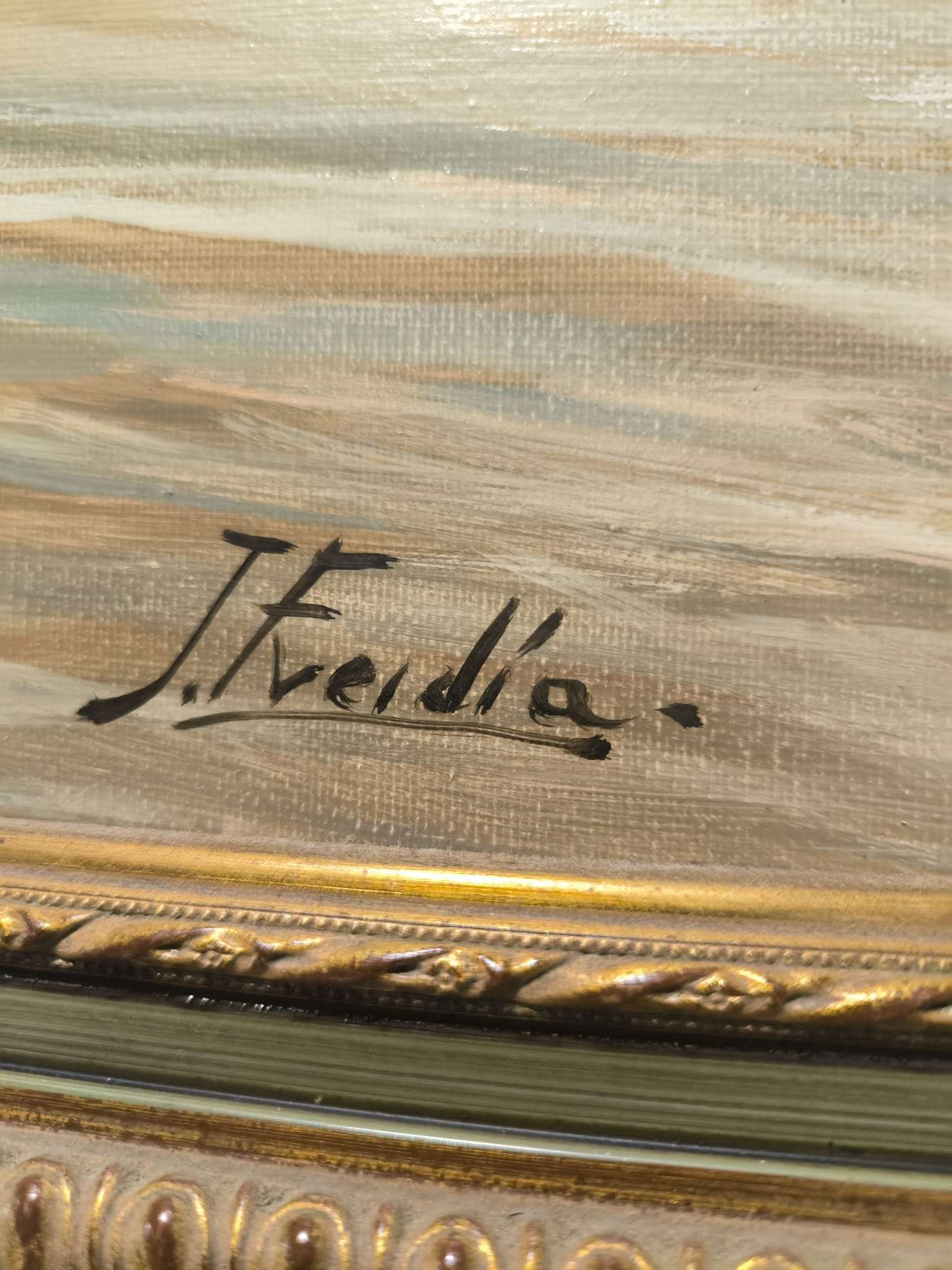 Detalle de la firma J. Freidia en óleo de paisaje marino.