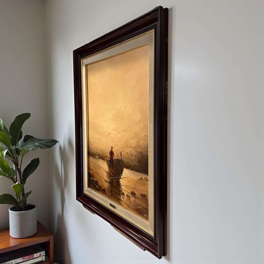 Óleo de marina firmado por F. Sanchis 77 enmarcado en pared.