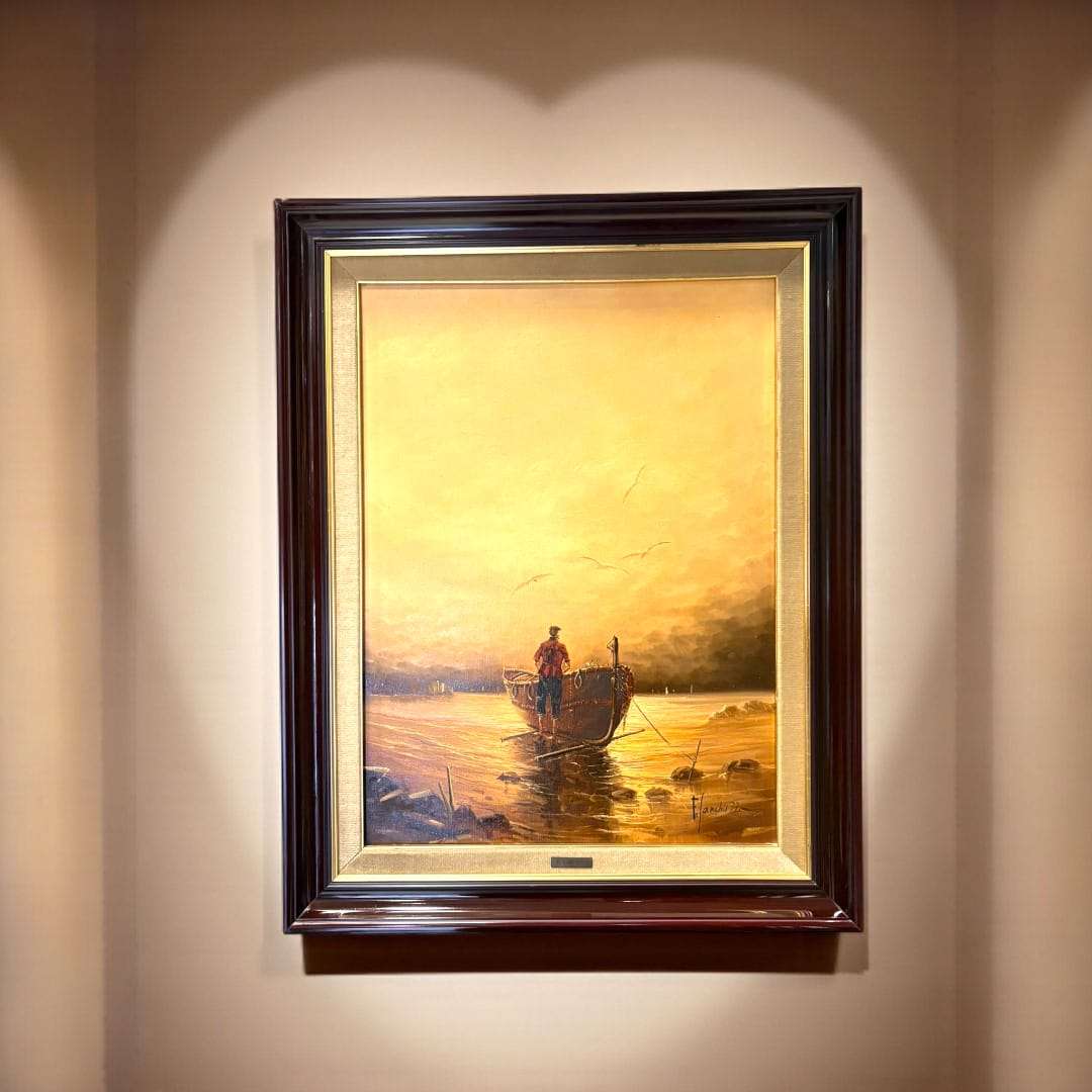 Óleo de marina firmado por F. Sanchis 77 enmarcado en pared.