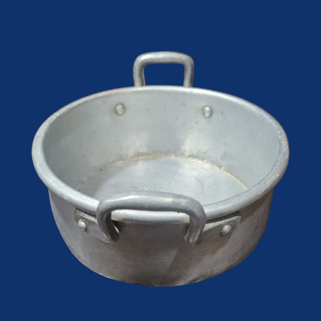 Cazuela de aluminio con asas laterales ergonómicas para un manejo seguro. Perfecta para preparar guisos y platillos caseros con eficiencia.