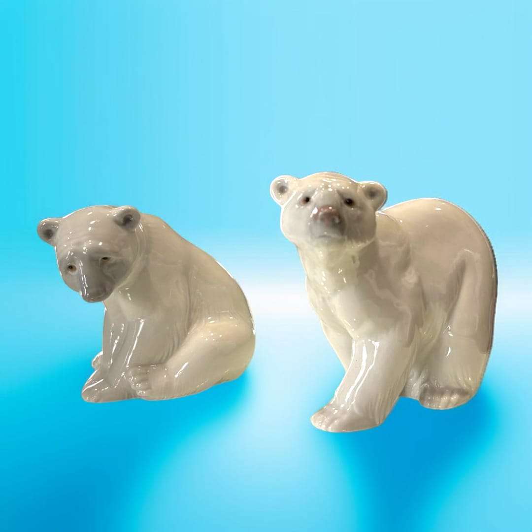 Oso polar de porcelana Lladró sentado, acabado brillante y realista.