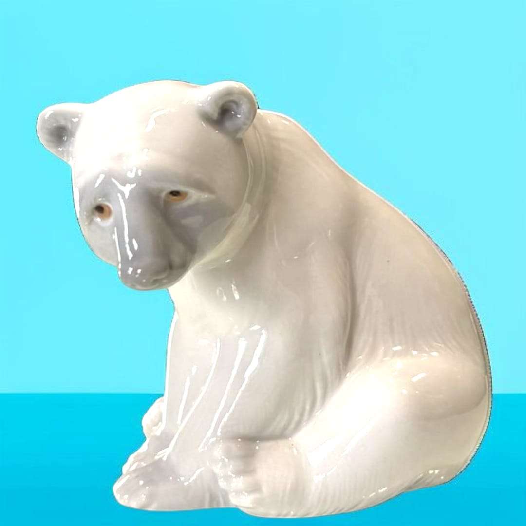 Oso polar de porcelana Lladró sentado, acabado brillante y realista.