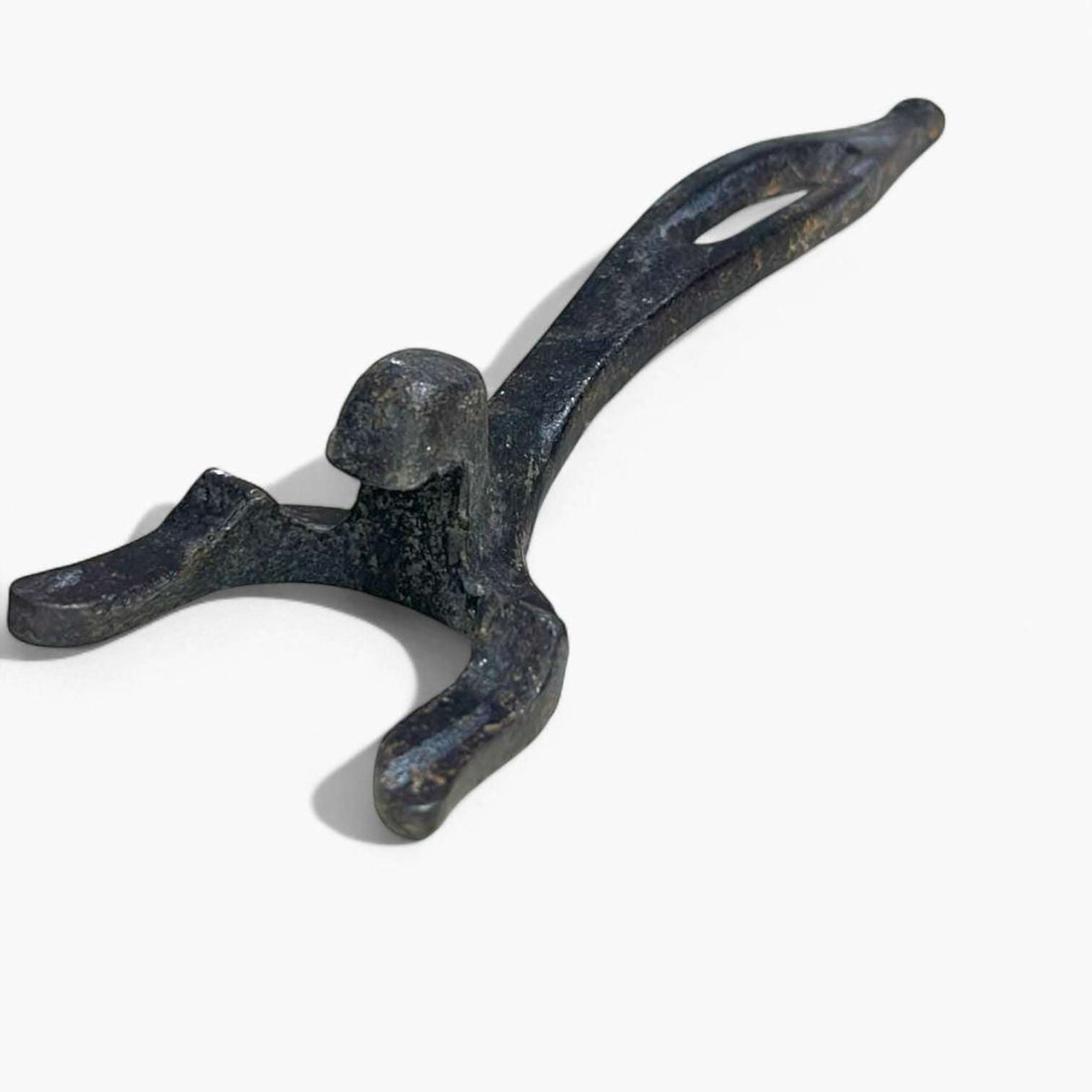 Agarradera antigua para ollas y sartenes en hierro forjado.