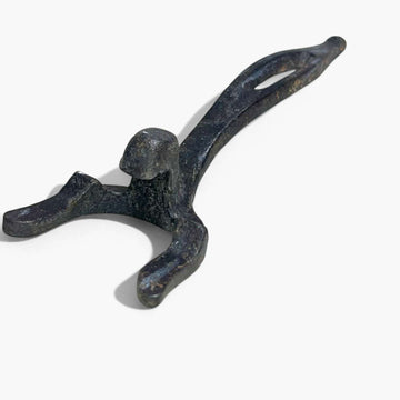 Agarradera antigua para ollas y sartenes en hierro forjado.