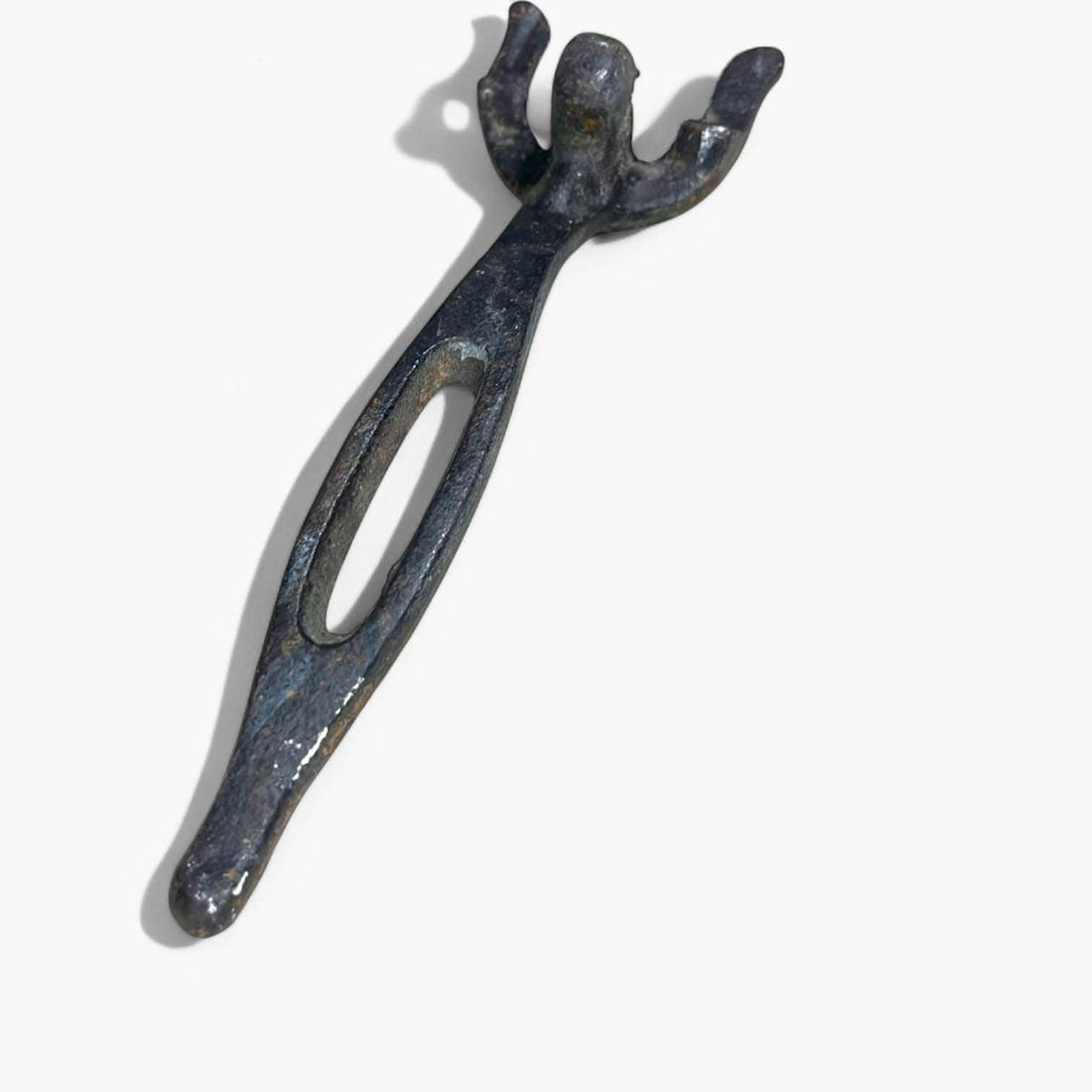 Agarradera antigua para ollas y sartenes en hierro forjado.