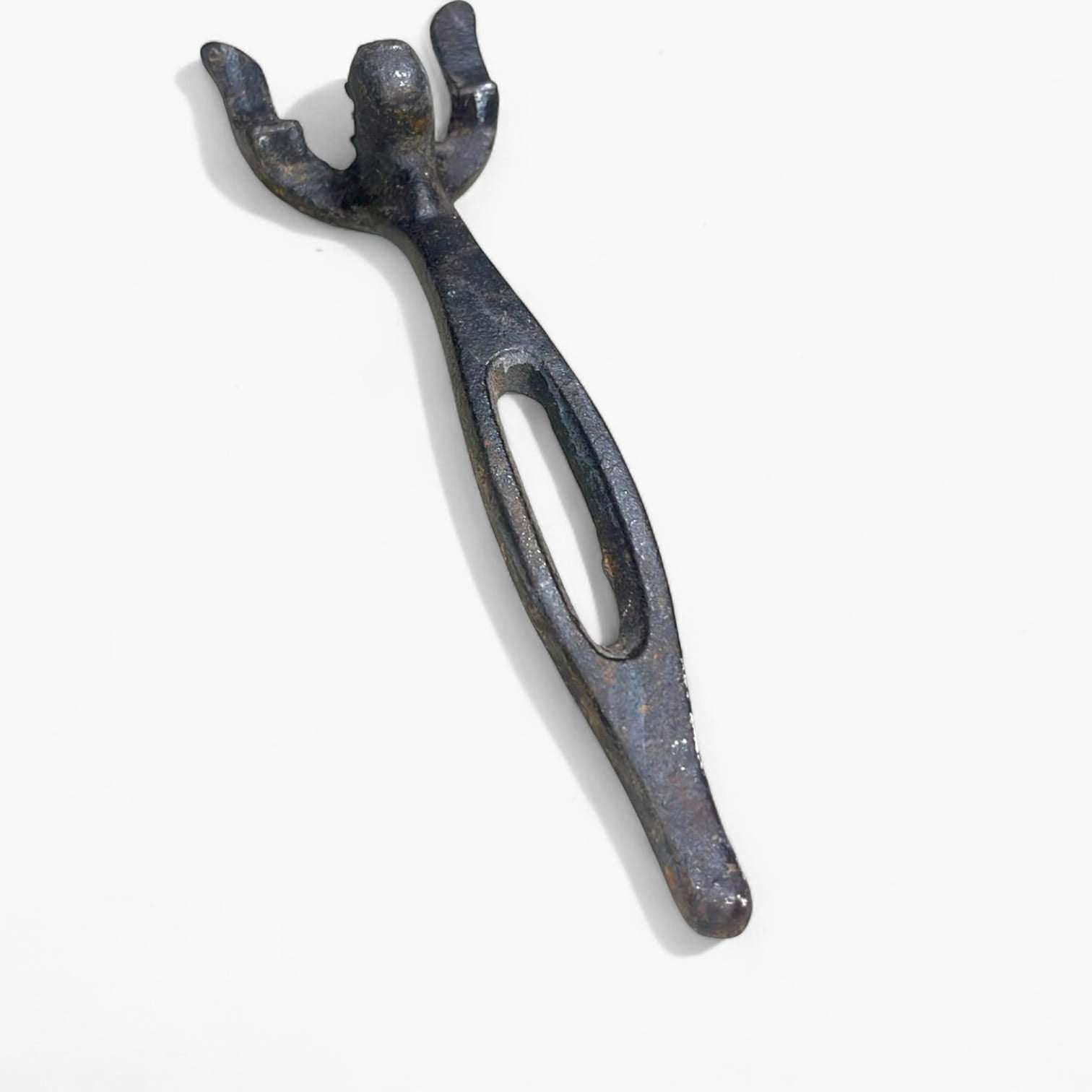 Soporte artesanal para sartenes y ollas sobre fondo blanco.