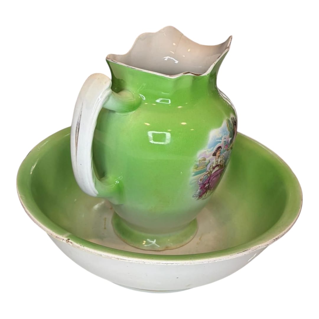 Palangana antigua en tonos verdes con diseño sevillano.