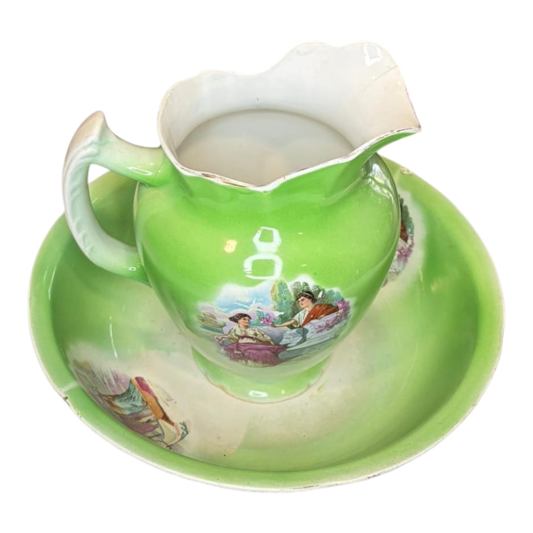 Detalle del conjunto de cerámica sevillana color verde y blanco.