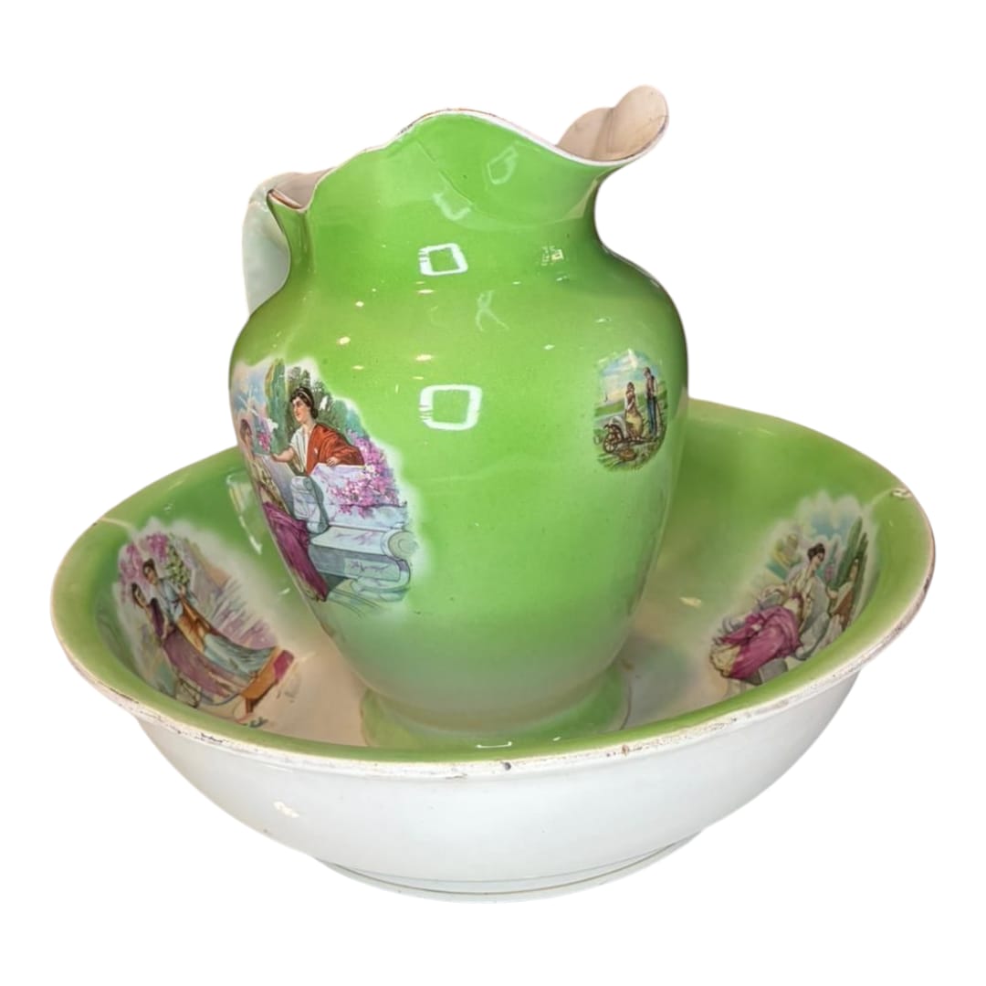 Palangana de porcelana opaca con motivos clásicos pintados.