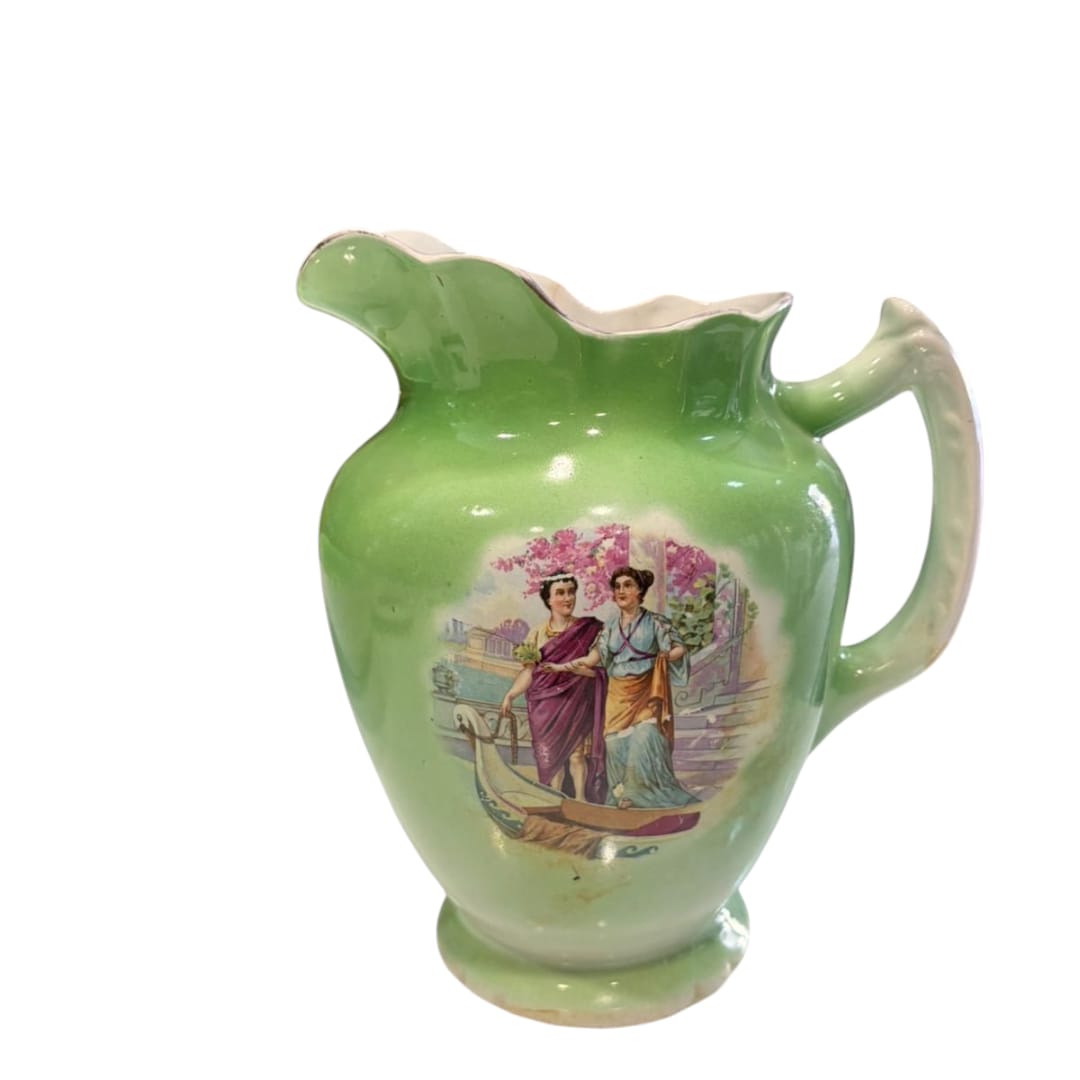 Vista lateral del aguamanil sevillano de color verde.