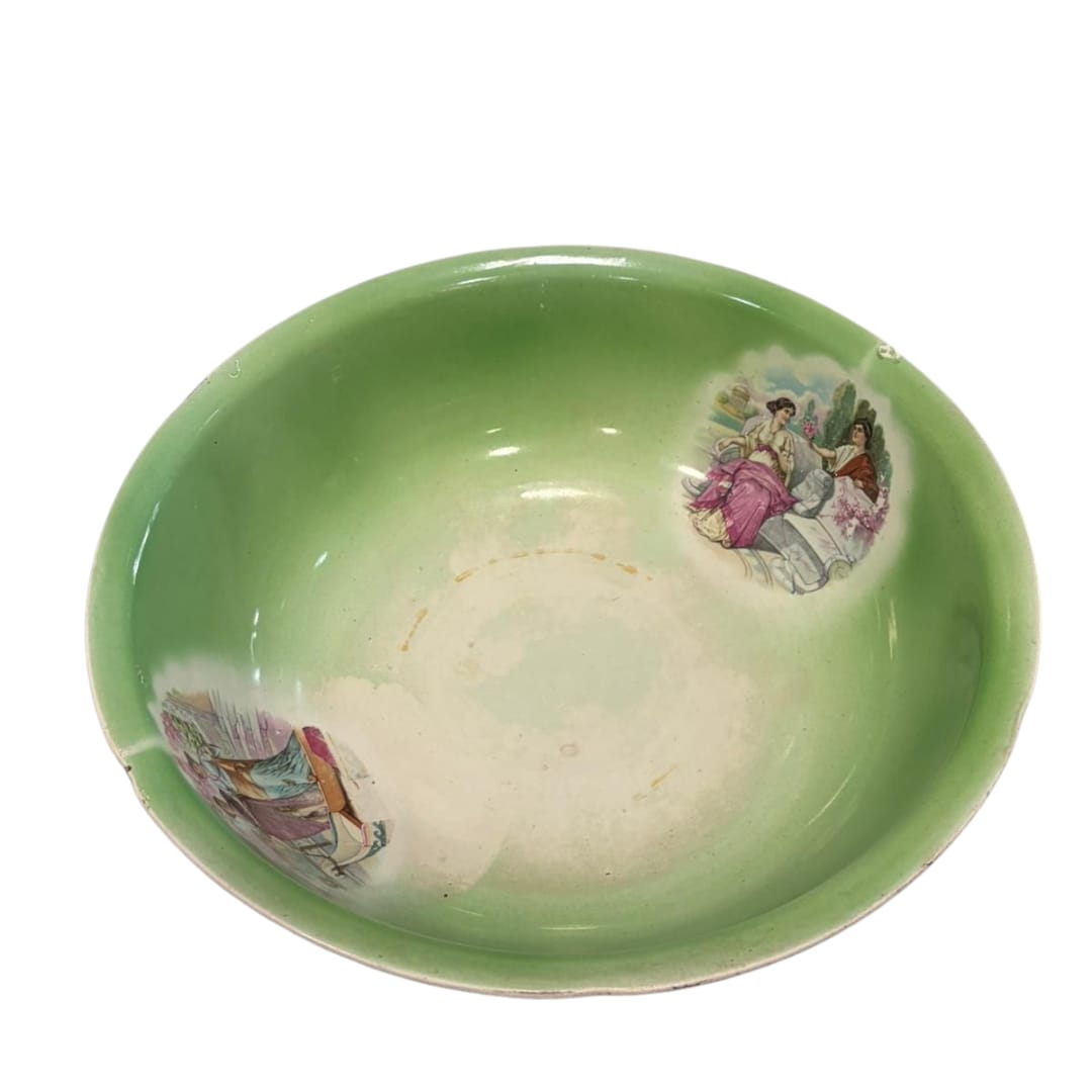 Detalle de la jarra de porcelana opaca con figuras románticas.