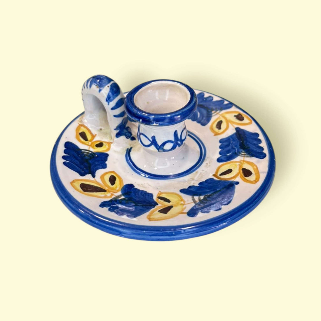 La superficie esmaltada presenta ligeras ondulaciones y brillos característicos de la cerámica tradicional hecha a mano.