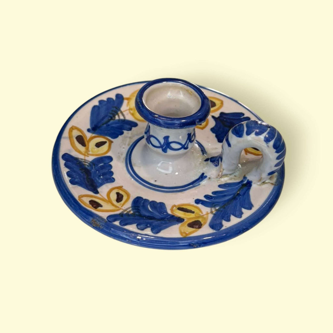 La superficie esmaltada presenta ligeras ondulaciones y brillos característicos de la cerámica tradicional hecha a mano.