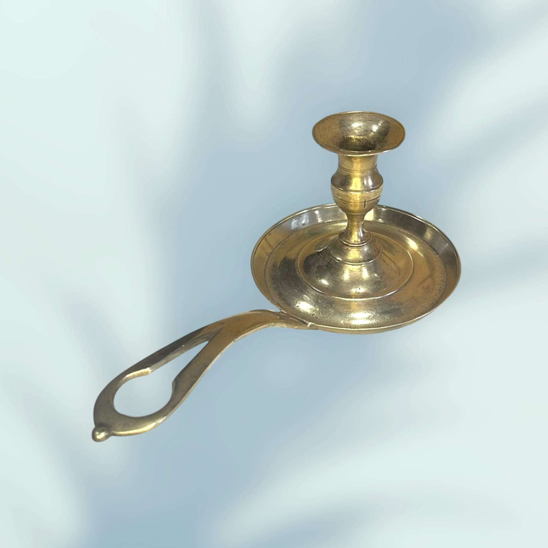 Palmatoria antigua de metal dorado vista superior