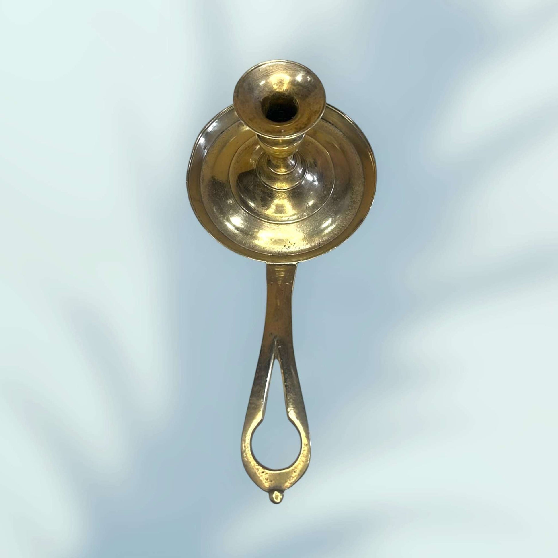 Detalle del plato recogeceras de palmatoria antigua