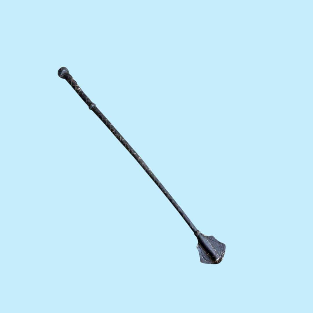 Fusta de salto en cuero con empuñadura detallada.