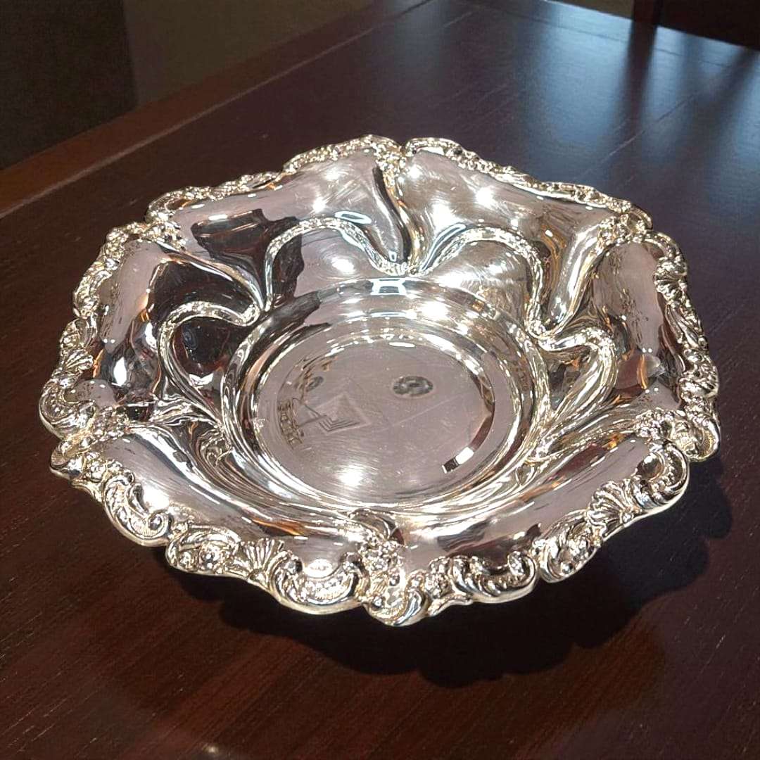 La Panera de metal plateada no solo sirve para presentar pan de manera impecable: también puede utilizarse para realzar centros de mesa, decorar vitrinas o complementar mesas de estilo vintage. 