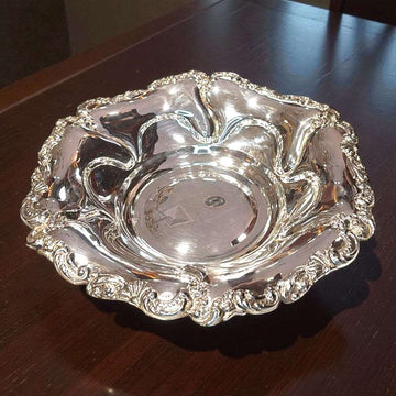 La Panera de metal plateada no solo sirve para presentar pan de manera impecable: también puede utilizarse para realzar centros de mesa, decorar vitrinas o complementar mesas de estilo vintage. 