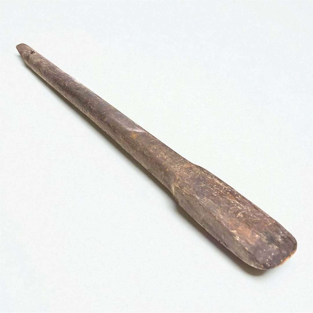 Con unas medidas de 89 cm de largo x 6 cm de ancho, es una pieza sólida, resistente y con un valor etnográfico notable.