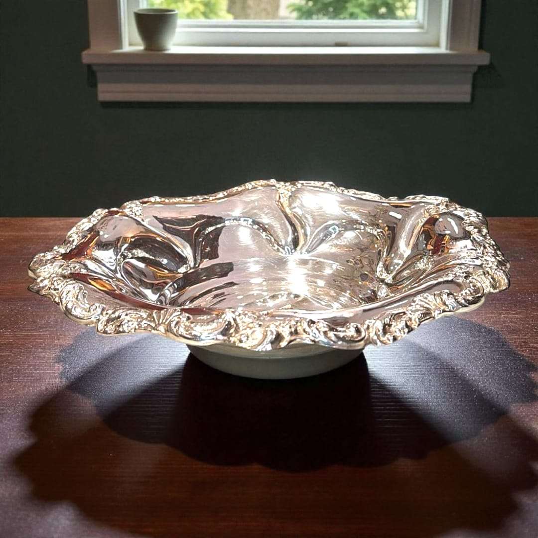 La Panera de metal plateada no solo sirve para presentar pan de manera impecable: también puede utilizarse para realzar centros de mesa, decorar vitrinas o complementar mesas de estilo vintage. 