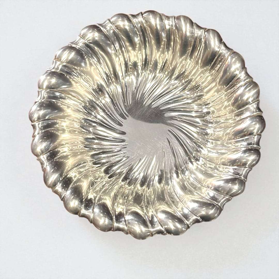 Panera antigua plateada con detalles en relieve únicos